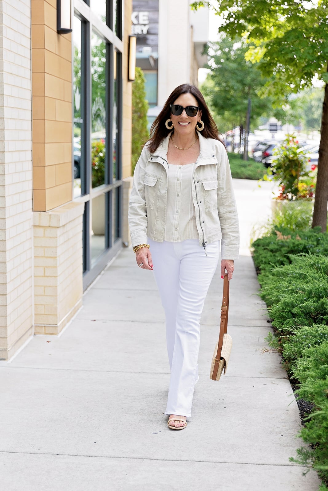 White Bootcut Jeans With Utility Jacket And Straw Bag White Bootcut Jeans With Utility Jacket And Straw Bag — White Bootcut Jeans Outfits 2027
