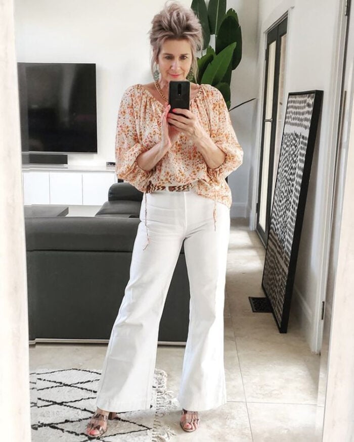 White Wide Leg Jeans With Floral Blouse And Gold Belt White Wide Leg Jeans With Floral Blouse And Gold Belt — White Bootcut Jeans Outfits 2027