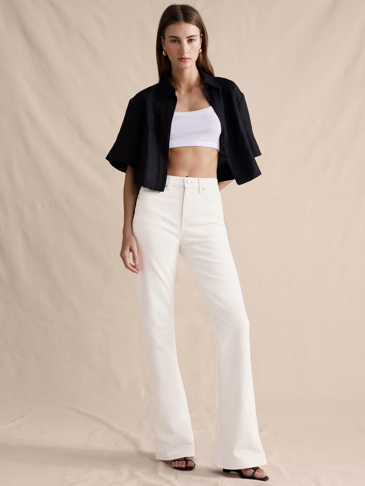 White High-Waisted Bootcut Jeans With Crop Tops And Sandals White High-Waisted Bootcut Jeans With Crop Tops And Sandals — White Bootcut Jeans Outfits 2027