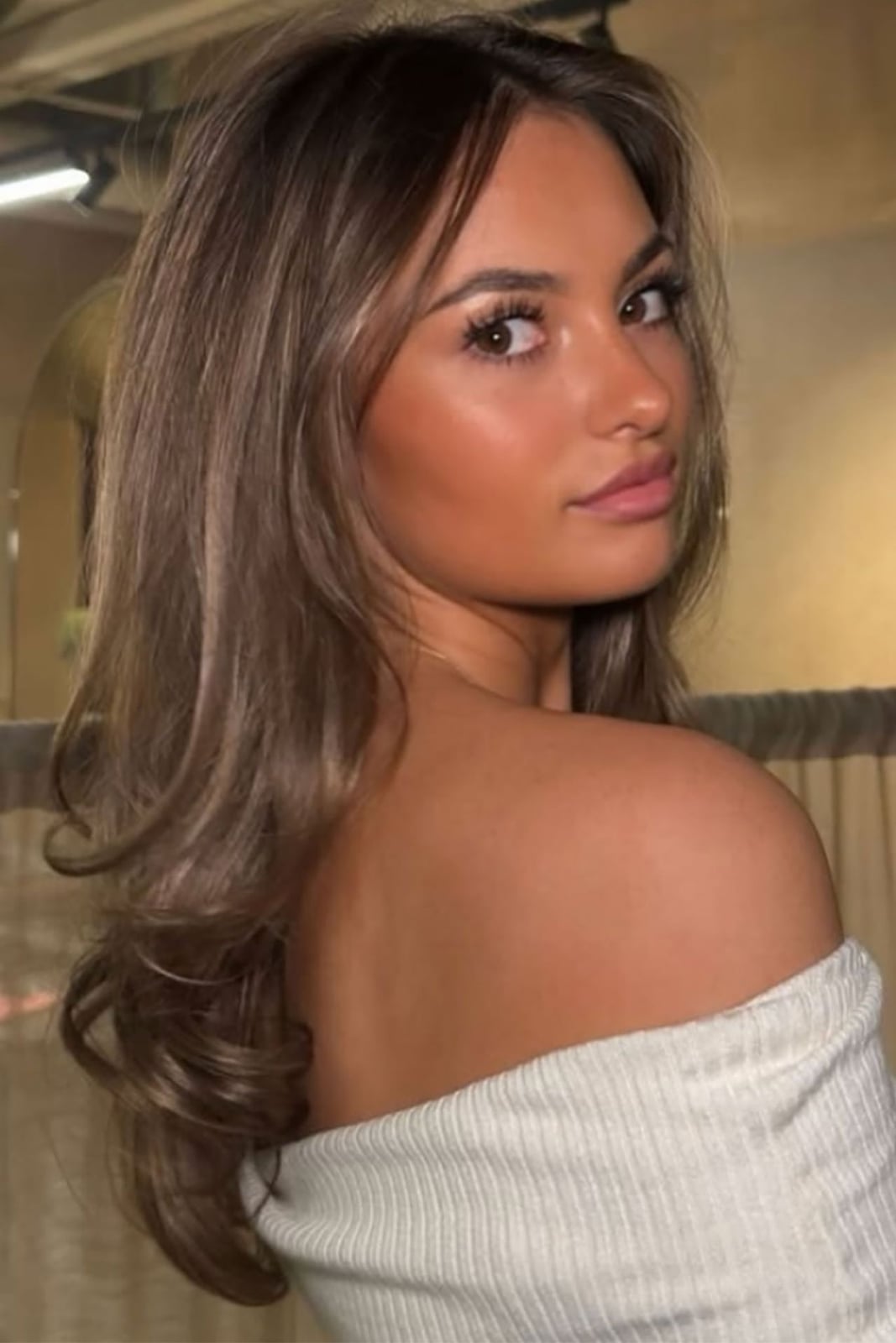 Shoulder Length Ash Brown With Blonde Highlights Shoulder Length Ash Brown With Blonde Highlights — Winter Hair Gloss 2027