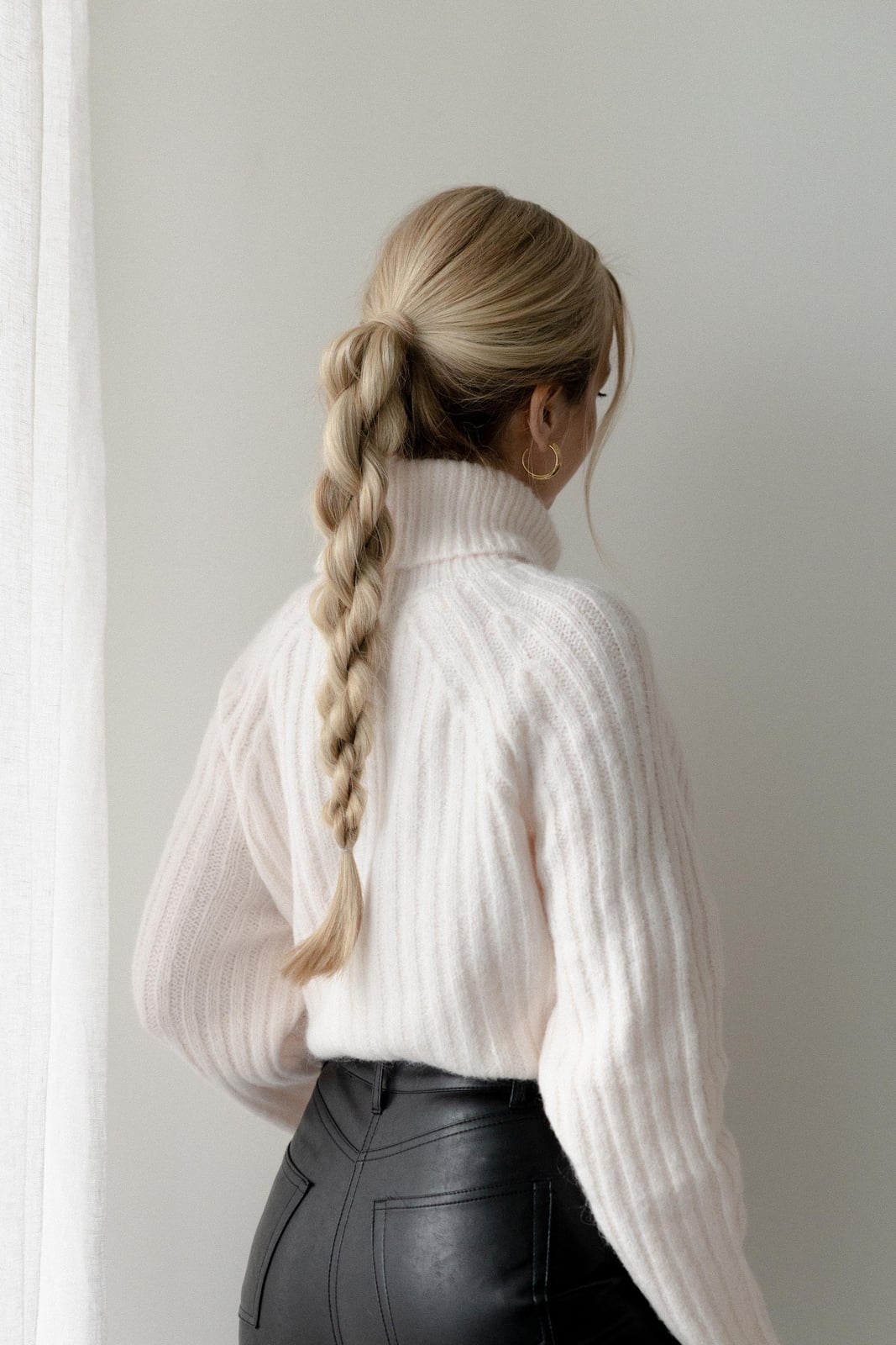 High Bubble Braid With Defined Sections High Bubble Braid With Defined Sections — Winter Ponytail Hairstyles 2027
