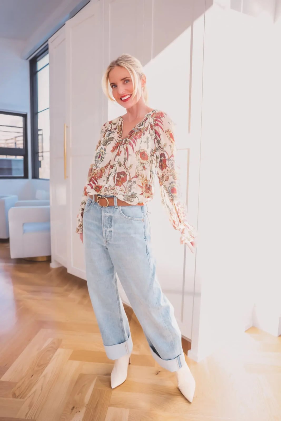 Floral print blouse with cuffed wide leg jeans Floral print blouse with cuffed wide leg jeans — Winter to Spring Transition Outfits 2027