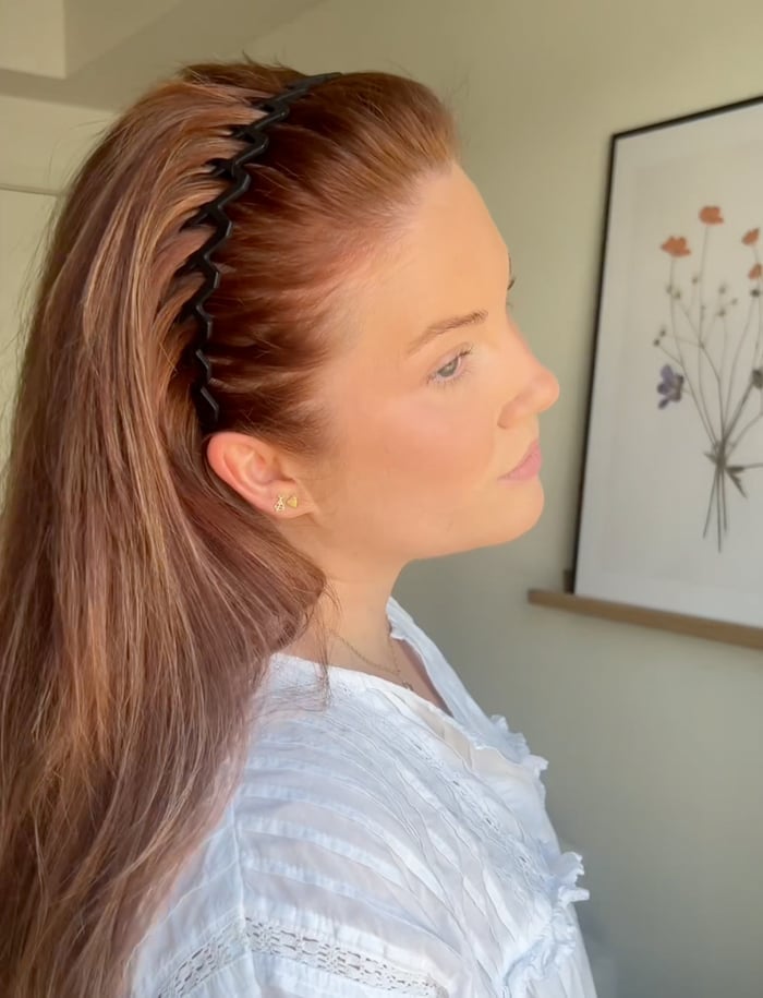 Thick Auburn Wavy Hair Air-Dried With Headband — Zigzag Headband Hairstyles 2027